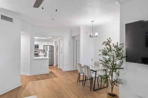 Spacious 3BR/2BA Suite with Pool and Gym Apartment in Tempe