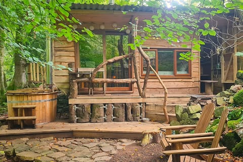 Built using locally sourced materials, it incorporates unique wooden features and natural elements found in the forest