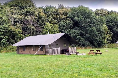 Seven private tents, ideal for family gatherings and group getaways.