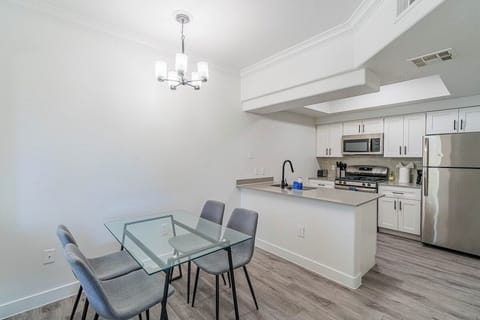 Luxury 2BR Stay , Resort Pool , Gym Apartment in Tempe