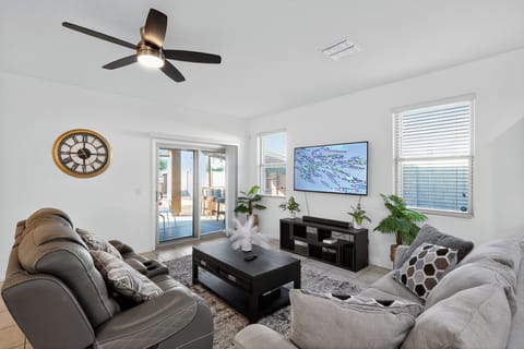 Bright open living room ideal for families and groups