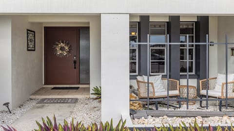 Spacious Retreat Near The Esplanade and Tigertail Beach. House in Marco Island