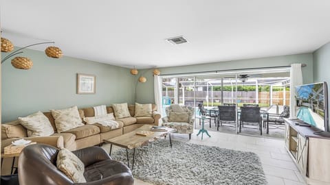 Spacious Retreat Near The Esplanade and Tigertail Beach. House in Marco Island