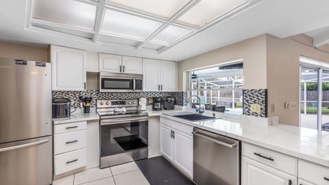 Spacious Retreat Near The Esplanade and Tigertail Beach. House in Marco Island