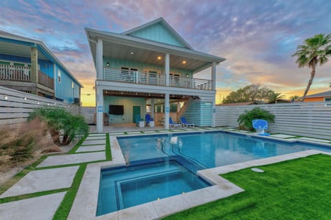 Morning swims, sunset floats, or evening dips—the pool turns ordinary days into pure vacation magic.
