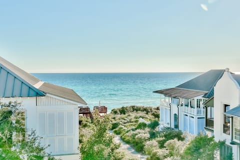 Yaya's Cottage is located 3rd row from the Gulf on Boardwalk F, and only a 2 minute walk to Main St and The Pearl Hotel for Breakfast, Lunch, and Dinner.