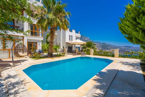 Relax by the beautiful swimming pool%2E