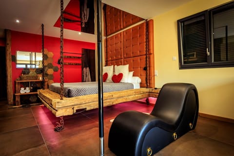 love-room avec barre de pole dance et ambiance sensuelle pour un séjour romantique en Alsace