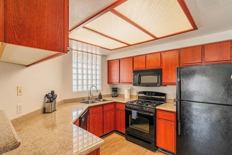 Bright & Spacious 2BR2BA W / Pool, Gym & Parking Apartment in Tempe