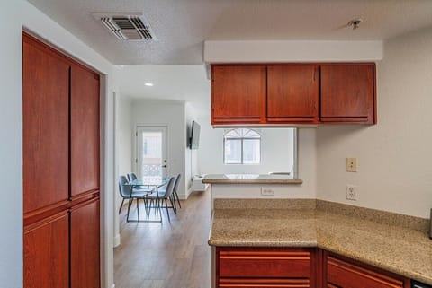 Bright & Spacious 2BR2BA W / Pool, Gym & Parking Apartment in Tempe