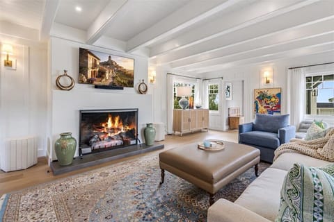 Welcome to 'Solbakken' ~ Timeless Home, 4 Blocks to Beach!