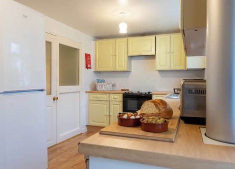 Spacious kitchen with all you need to cook