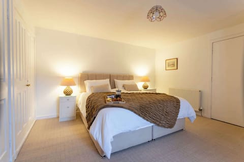 Wake slowly in the calm master bedroom, sunlight filtering through the curtains. With a flexible kingsize bed that can be arranged as twins, it’s a restful retreat for couples or friends.