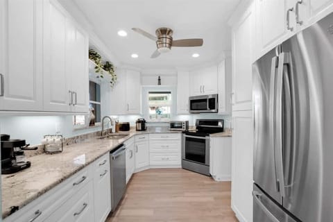 Make yourself at home in a fully equipped kitchen, ideal for quick meals or longer stays. Enjoy plenty of storage, a beautiful granite countertop, and a full-size fridge for all your culinary needs.