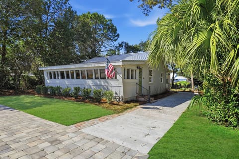 Coastal Cottage, Sleeps 6, Golf Cart included! House in Laguna Beach