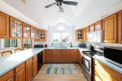 Top Level: Full Kitchen