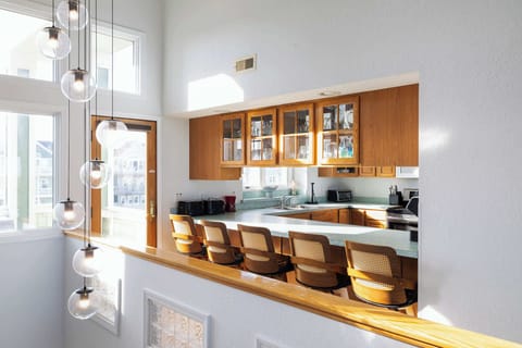 Top Level: Full Kitchen with Nook & Bar Seating