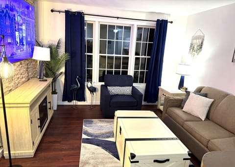 Beautiful  Modern Decor with Large TV, Great Mountain View, and Pull out queen Sofa Bed and new furnishings