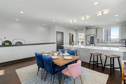 2nd Floor: Dining area with seating for 6 guests.