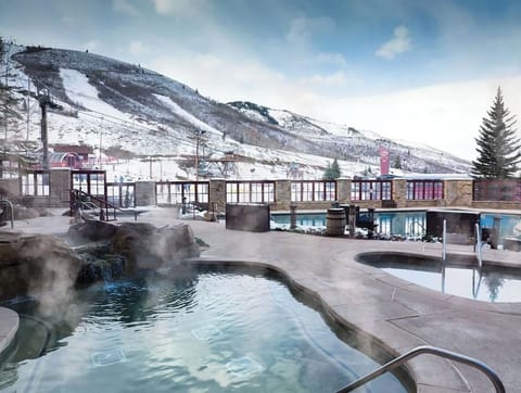 Marriott's Mountainside Resort Pool and Jacuzzis ski-in-out