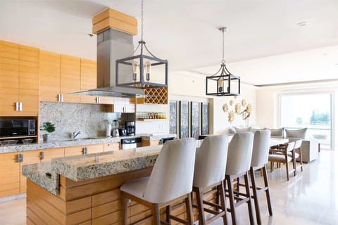 Kitchen | Sit at the breakfast bar on high chairs, enjoying coffee, quick meals, or casual conversations.