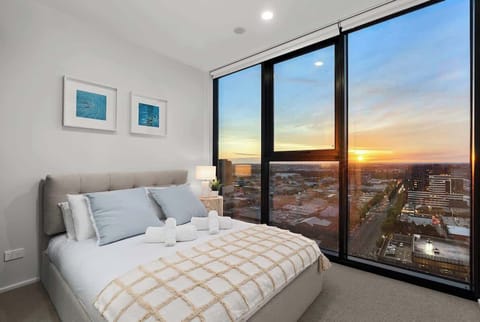 Queen bed with city view