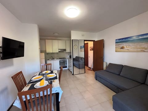 Autumn, Kitchen, Living Room, Spring, Summer