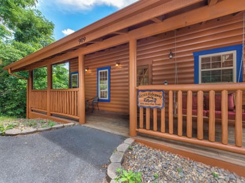 Welcome to Alexas Hideaway - Lush Views, Hot Tub and Pool Table