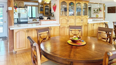 Dining Area & Kitchen