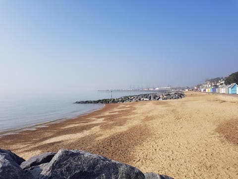 Bring your four-legged friend along for an unforgettable family holiday on the beautiful Suffolk coast. With 2cHolidays, you can find the perfect dog-friendly holiday home in this stunning coastal county.