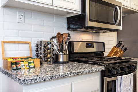 Here's the other side of the kitchen!
