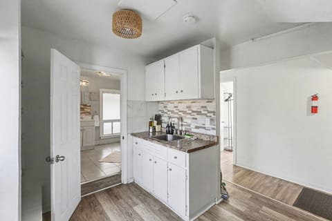 Clean, functional, and easy to use, this kitchen is set up for quick breakfasts, simple meals, or a relaxed dinner after a full day out. Everything you need, right where you need it.