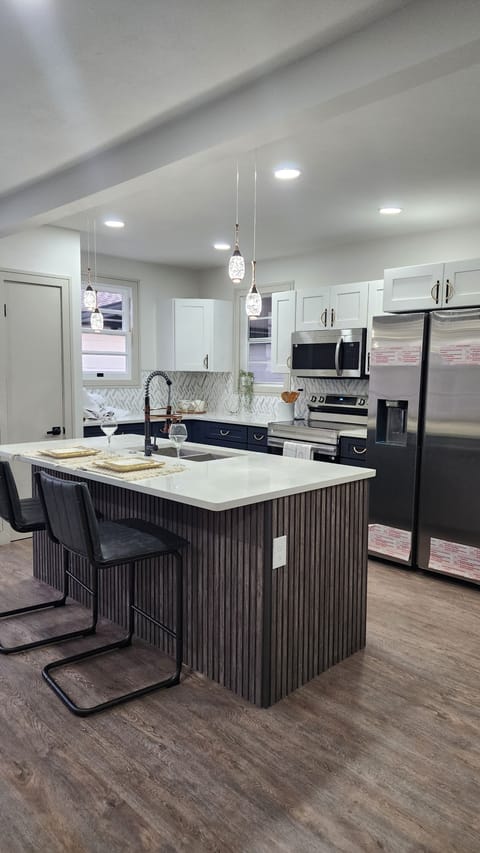 Fully equipped kitchen with island seating