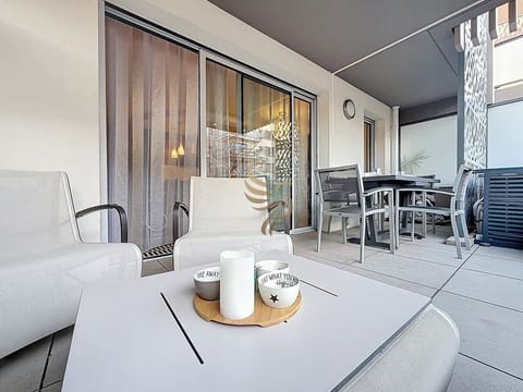 Terrasse avec chaise longue, table repas pour des dîners ou déjeuners en extérieur.