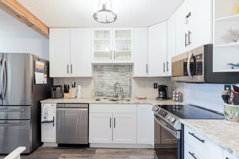 Sunset Bliss Waterfront 2BD/2BA Condo with Stunning Boot Key Harbor Views Apartment in Marathon