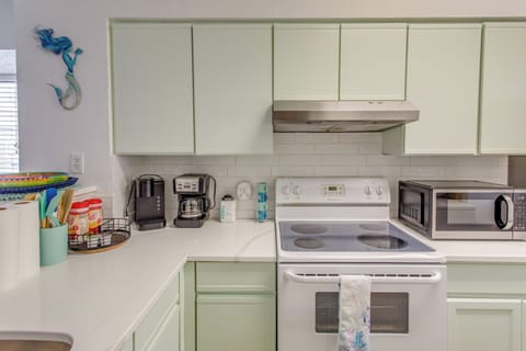 Kitchen | Refrigerator | Dishwasher | Washer/Dryer | 1st Floor
