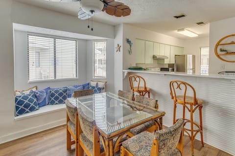 Dining Area | Dishware/Flatware Provided | 1st Floor