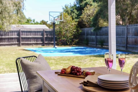 Outdoor entertaining for the whole crew, while you watch family basketball friendly competitions take place!