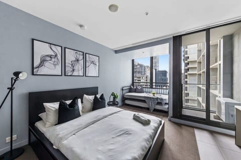 A modern & cozy interior with a queen sized bed.