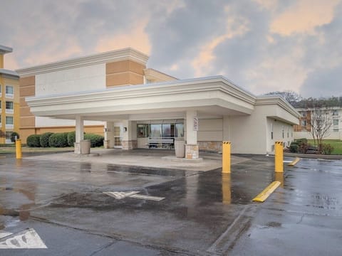 Pull up under the covered porte-cochère for effortless check-in.