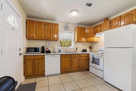 This fully equipped kitchen has everything you need for a comfortable stay. Featuring ample counter space, full-size appliances, and plenty of cabinets, it’s perfect for preparing meals, morning coffee, or quick snacks between outings. Bright and cle