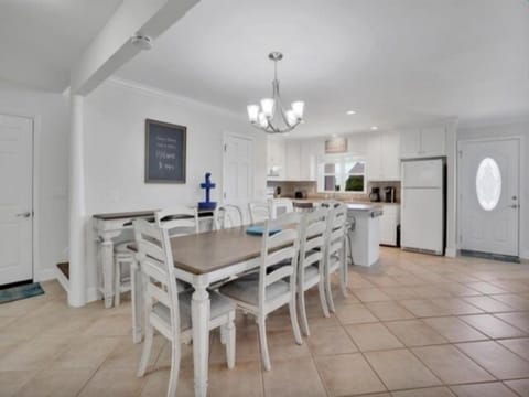 Architecture, Building, Dining Room, Dining Table, Furniture