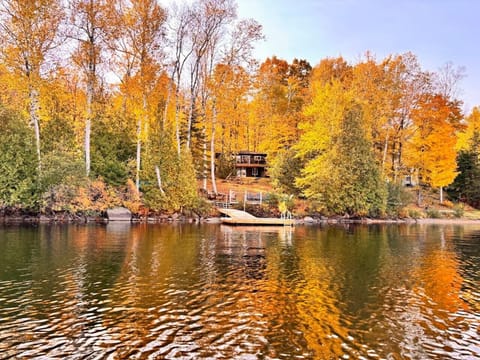 The lake’s autumn colors will leave you speechless—golden hues and crisp air everywhere. The house just becomes more picturesque!