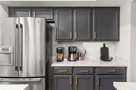 Vacation fuel? Brewed and ready. Whether you’re an early riser or a “don’t talk to me until my second cup” type, this coffee station’s got your back.