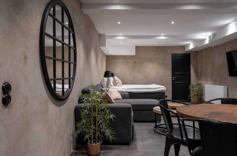 A cozy seating area allows you to enjoy meals comfortably and to socialize.
