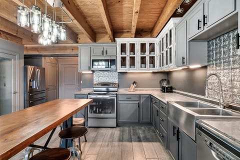 x-comingsoon!BigRedBarn_233772