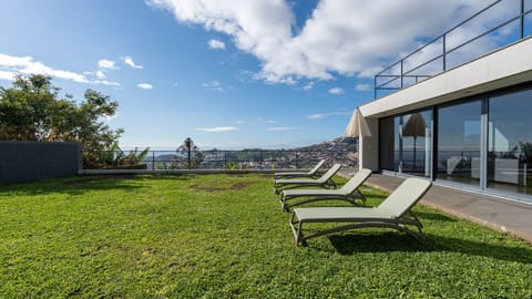 Private garden with sun loungers and open views, perfect for relaxing outdoors and enjoying Madeira’s mild climate in a peaceful villa setting.
#PrivateGarden #VillaLife #Funchal #LovelyStay