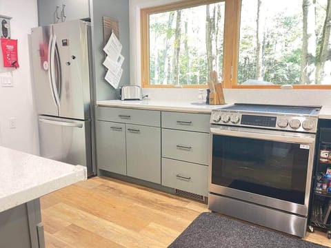 State-of-the-art induction stove with a built-in air fryer oven for culinary convenience.