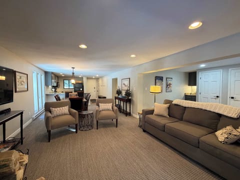 Open floor plan between living room and kitchen/dining