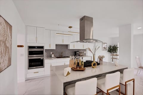 Gorgeous, bright, open, fully-equipped kitchen